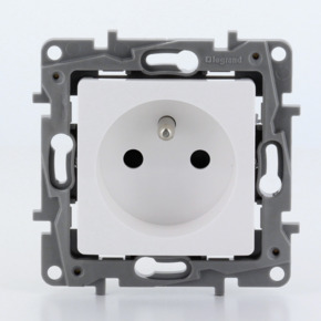 Legrand Niloé stopcontact 2-polig met aarding wit