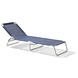 Chaise longue bleue de plage et camping